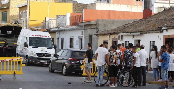 La Policía, durante la operación en el domicilio de Dos Hermanas en el que encontraron el cadáver. EFE/ José Manuel Vidal