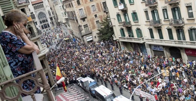 Una de les manifestacions del matí al seu pas per davant de la comissaria policia de Via Laietana, símbol històric de la repressió franquista / EFE Marta Pérez