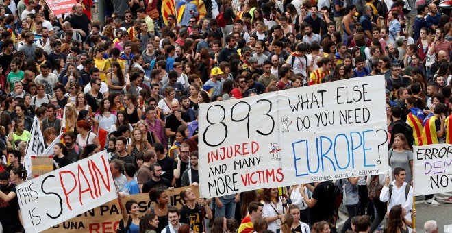 Participantes en la manifestación en protesta por la actuación policial portan carteles pidiendo ayuda a la Unión Europea, en Barcelona, este martes. REUTERS/Yves Herman