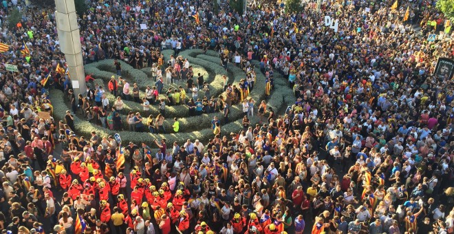 Concentració a la plaça Ricard Viñes de Lleida en contra de la repressió i en defensa del referèndum / Mònica Mombiela