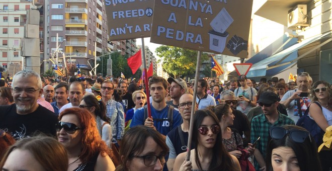 Manifestants a Lleida en defensa de la democràcia / M. M.