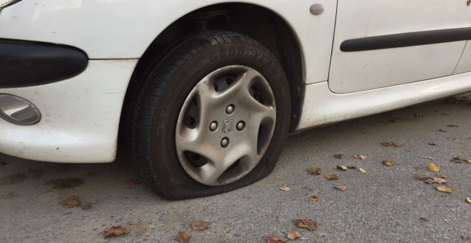 Un dels vehicles vandalitzats a Verges