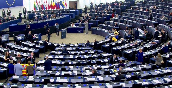Vista del hemiciclo del Parlamento Europeo, en Estrasburgo, durante el debate sobre la situación en Catalunya, con varios diputados sosteniendo una senyera. REUTERS