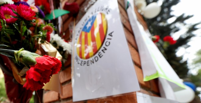 Flores en la verja de entrada del colegio Ramon Llull, en Barcelona, uno de los centros electorales donde se protagonizaron las cargas policiales más violentas durante la jornada del 1-O. REUTERS/Yves Herman