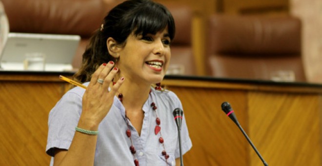 La portavoz del Grupo Podemos, Teresa Rodríguez, defiende ante el Pleno una propuesta de reforma del Reglamento del Parlamento.