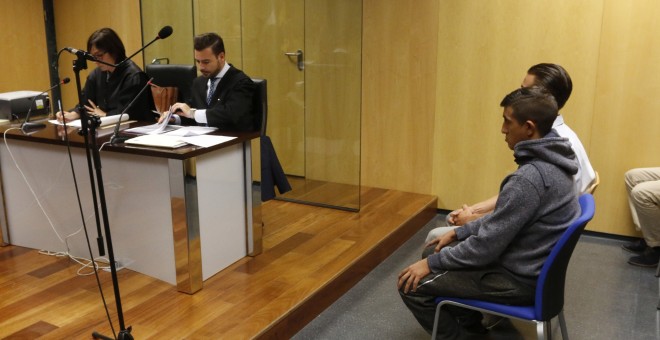 Los dos jóvenes acusados de matar 79 lechones saltando sobre ellos en una explotación porcina en Huércal-Overa (Almería), durante el juicio celebrado en la Ciudad de la Justicia de Almería. EFE /Carlos Barba