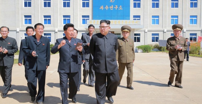 El líder norcoreano Kim Jong-Un es guiado durante una visita institucional./REUTERS