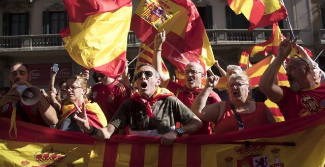 Manifestación convocada por Societat Civil Catalana en Barcelona. / EFE