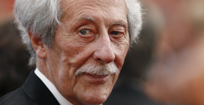 Fotografía de mayo de 2011 del actor francés Jean Rochefort a su llegada a una ceremonia durante la 64 edición del Festival de Cine de Cannes (Francia). EFE/Ian Langsdon