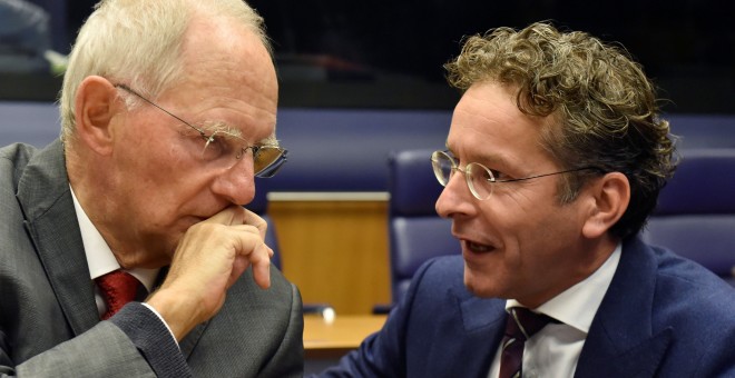 El presidente del Eurogrupo, Jeroen Dijsselbloem, conversa con el ministro de Finanzas alemán Wolfgang Schauble, antes de la reunión de los ministros de la Eurozona, en Luxemburgo. REUTERS/Eric Vidal