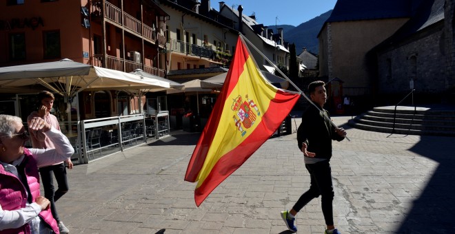 Un joven con una bandera española en Viella, la capital del Valle de Arán. REUTERS/Vincent West