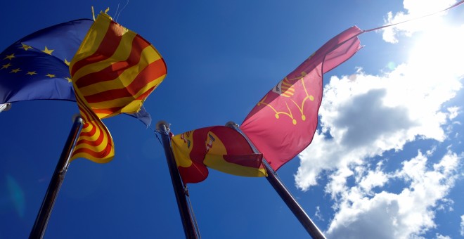 La bandera de la UE, la senyera, la española y la aranesa, en Viella, la capital del Valle de Arán. REUTERS/Vincent West