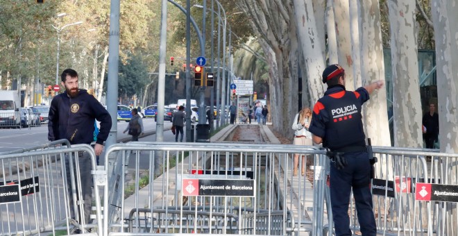 Mossos colocando vallas alrededor del Parlament catalán. /REUTERS