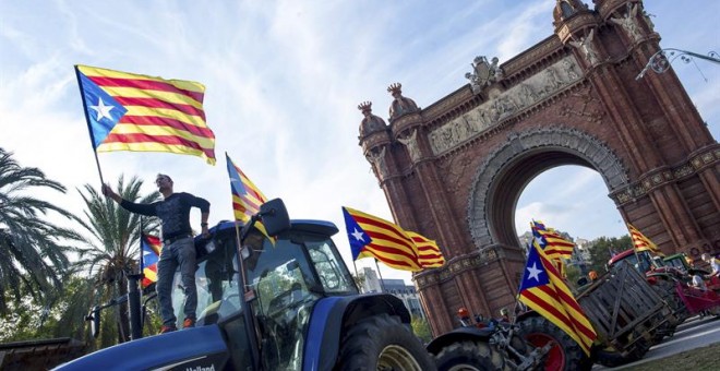 Varios de los agricultores de la comarca de Maresme, de la provincia de Barcelona, que han viajado por carretera hasta la capital y han aparcado una treintena de tractores bajo el Arc del Triomf para expresar su apoyo al presidente de la Generalitat, Carl