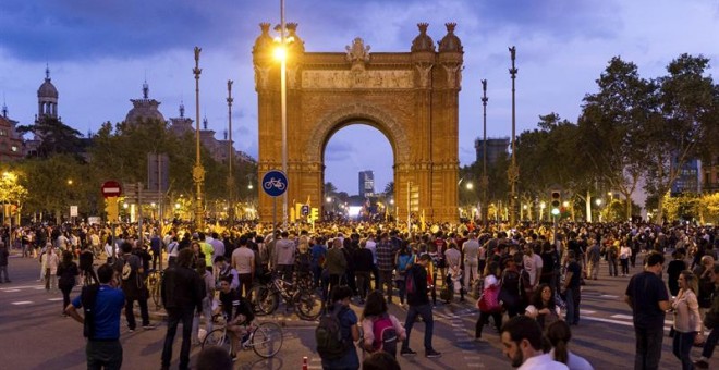 Vista de la concentración convocada esta tarde en las inmediaciones del Parlament de Catalunya, para seguir a través de una gran pantalla la comparecencia del presidente de la Generalitat, Carles Puigdemont. EFE/Enric Fontcuberta