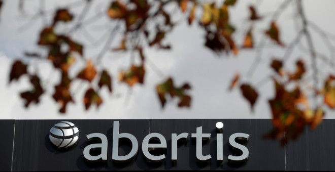 El logo de Abertis en su sede de Barcelona. REUTERS