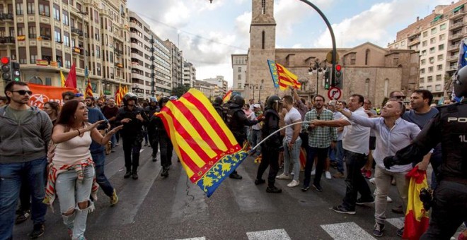 Tensión entre la tradicional manifestación de entidades de izquierda y nacionalista del 9 d'Octubre. EFE/Biel Aliño