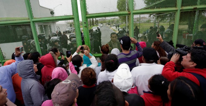 Familiares de presos se agolpa frente a la cárcel de Cadereyta en México tras producirse un motín que ha terminado con al menos trece reclusos muertos. REUTERS/Daniel Becerril