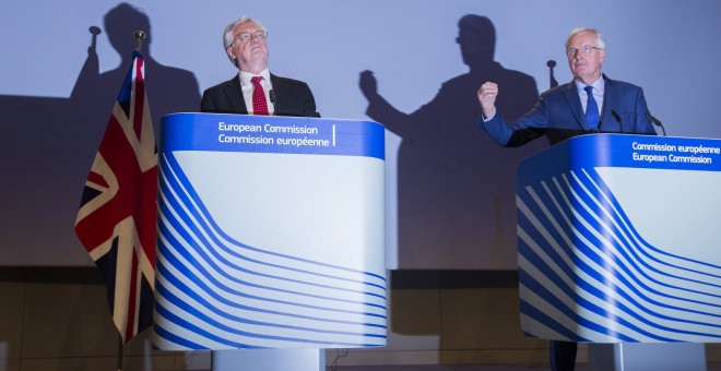 El ministro británico para el Brexit, David Davis, y el negociador jefe de la Unión Europea, Michel Barnier, en la  rueda de prensa tras una nueva ronda de conversaciones celebrada en la sede de la Comisión Europea en Bruselas. EFE/Olivier Hoslet