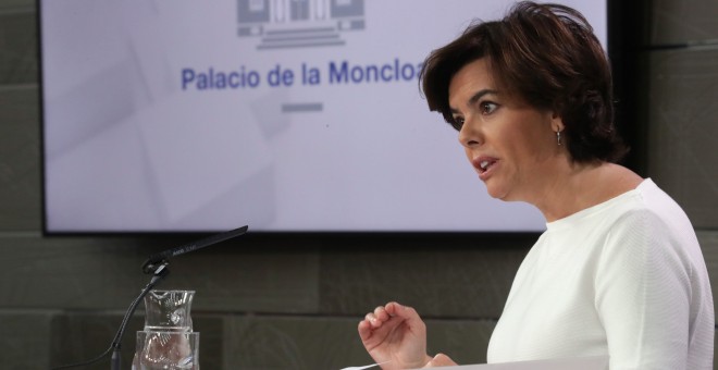 La vicepresidenta del Gobierno, Soraya Sáenz de Santamaría, durante la rueda de prensa posterior al Consejo de Ministros. EFE/Zipi