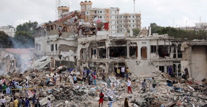 Equipos de rescate somalíes buscan supervivientes entre los edificios afectados por el ataque terrorista con camiones bomba en Mogadiscio. REUTERS/Feisal Omar