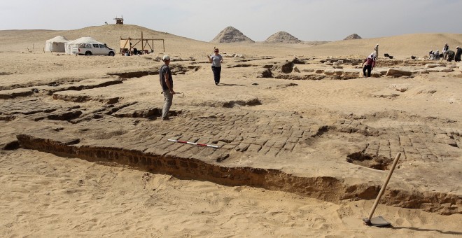 Los restos de un templo perteneciente al faraón Ramsés II, de la XIX dinastía (1295-1186 a.C.), han sido hallados por arqueólogos egipcios y checos en la zona de Abu Sir, al sur de las famosas pirámides de Guiza. EFE/ISAAC