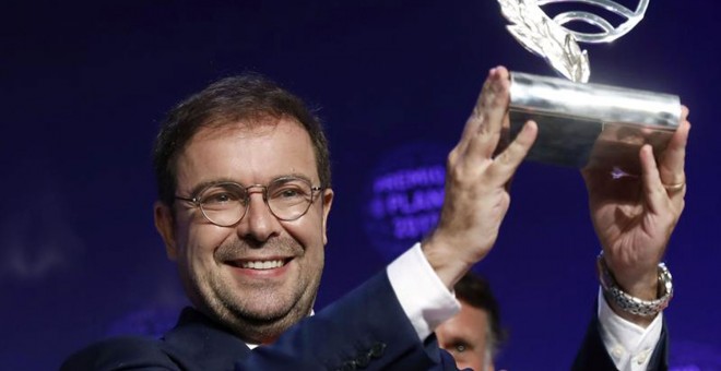 El escritor Javier Sierra tras recibir el trofeo que le acredita como ganador de la LXVI edición del Premio Planeta.- EFE