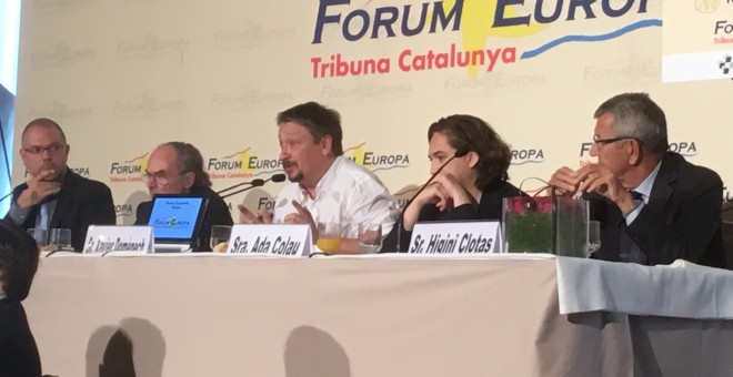 El portaveu d'En Comú Podem, Xavier Domènech, al costat de l'alcaldessa de Barcelona, Ada Colau, en la seva intervenció en el Forum Europa