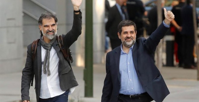 Els presidents d'Òmnium Cultural i de l'Assemblea Nacional Catalana, Jordi Cuixart i Jordi Sànchez, arriben a l'Audiència Nacional / EFE