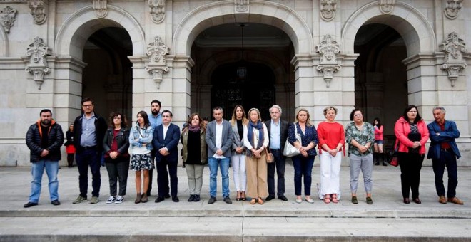 El alcalde de A Coruña, Xulio Ferreiro (c), asistió hoy a la Mesa de Alcaldes y Alcaldesas del área metropolitana de A Coruña, donde guardaron un minuto de silencio por las víctimas de los incendios que afectan a Galicia. /EFE