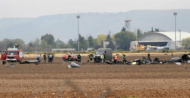 Equipos de emergencia entre los restos del aparato siniestrado. - EFE