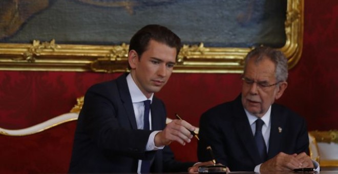El presidente austriaco, Van der Bellen, y el ministro de Relaciones Exteriores, Kurz, en la oficina presidencial en Viena.REUTERS