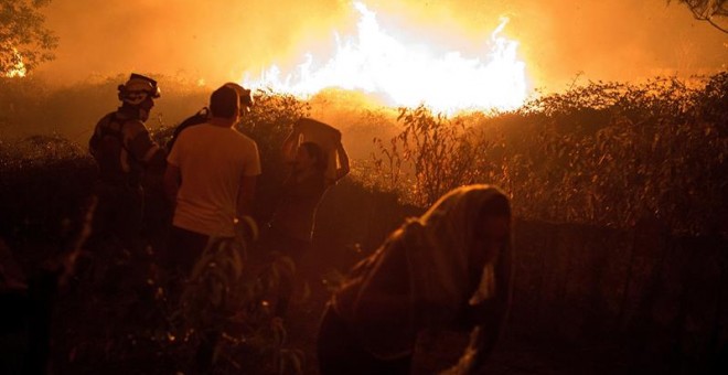 Los habitantes de la zonas arrasadas por el fuego han tratado de ayudar a los bomberos en la extinción. - BRAIS LORENZO (EFE)