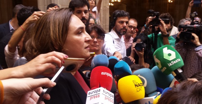 La alcaldesa de Barcelona Ada Colau en declaraciones a la prensa sobre la aplicación del artículo 155 de la constitución./EUROPA PRESS