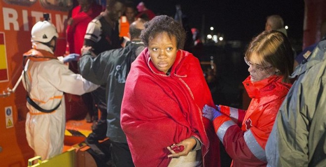 Llegada al Puerto de Motril de los 65 personas de origen subsahariano tras ser rescatados por Salvamento Marítimo cuando viajaban en dos embarcaciones a 46 millas al sur de la localidad granadina el pasado viernes.- EFE / Miguel Paquet.