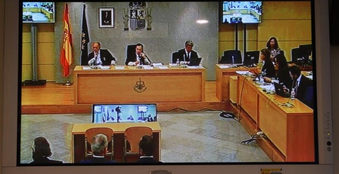 Vista de un monitor de la sala de prensa de la Audiencia Nacional donde las fiscales emiten su informe en el caso de corrupción política Gürtel. EFE/J.J. Guillén