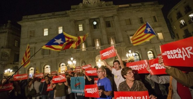 Concentración en Plaça de Sant Jaume en favor de la República catalana convocada por los CDR / EFE
