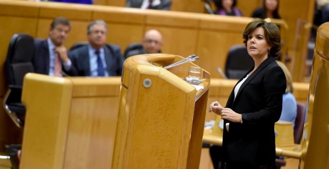 La vicepresidenta del Gobierno, Soraya Sáenz de Santamaría, durante su intervención ante la comisión del Senado que tramita las medidas aprobadas por el Ejecutivo en aplicación del artículo 155 de la Constitución en Cataluña. EFE/Fernando Villar