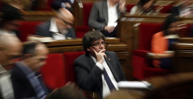 El presidente de la Generalitat, Carles Puigdemont, durante el pleno monográfico celebrado este jueves para abordar la respuesta a la aplicación del artículo 155 de la Constitución. EFE/Alberto Estévez