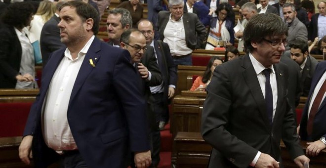 El presidente de la Generalitat, Carles Puigdemont, y el vicepresidente, Oriol Junqueras. - EFE