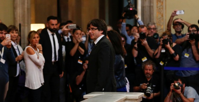 El president de la Generalitat, Carles Puigdemont, arriba al Parlament aquest divendres