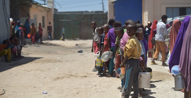 Niños hacen cola en un centro de alimentación en Mogadishu, Somalia que está sufriendo actualmente una grave sequía y puede estar al borde de la hambruna a menos que se tomen medidas humanitarias urgentes en breve. AMISOM Photo / Tobin Jones