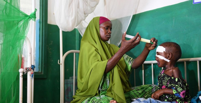 Una mujer somalí desplazada con su hijo desnutrido en un hospital de Banadir en la capital de Somalia, Mogadiscio. AMISOM Photo / Omar Abdisalan