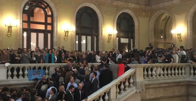Encuentro de alcaldes y diputados en las escaleras del Parlament entre gritos de “Llibertat” y “Visca a la República”. / MARIÁ DE DELÁS