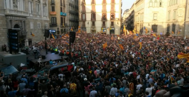 La plaça de Sant Jaume de Barcelona, plena de manifestants celebrant la proclamació de la República catalana