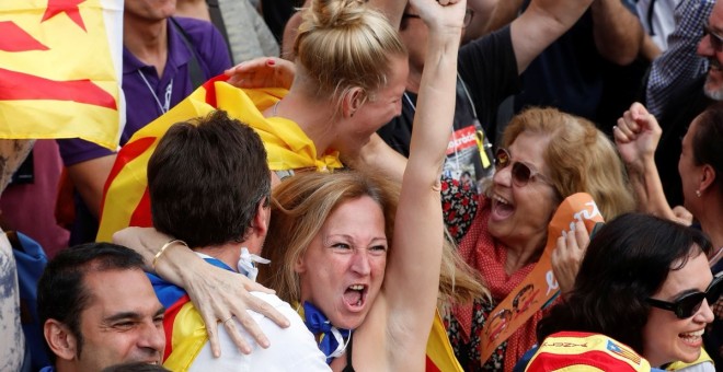 Manifestants concentrats a les immediacions del Parlament de Catalunya han celebrat la proclamació de la independència / REUTERS