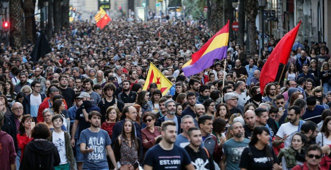 Miles de personas se han manifestado esta tarde por las calles del centro de València contra las agresiones de la ultraderecha. EFE