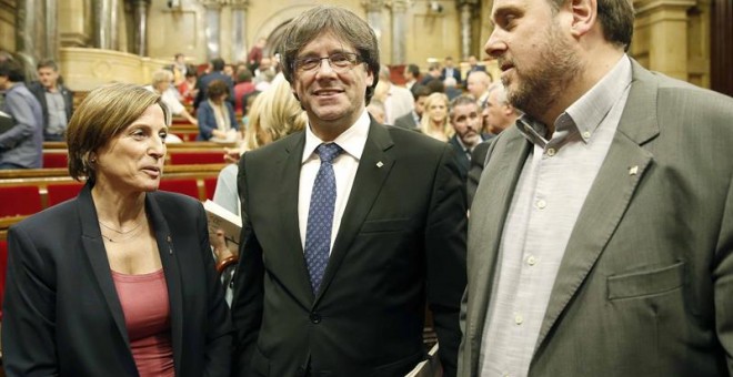 Oriol Junqueras, vicepresidente del Govern; Carme Forcadell, presidenta de la Mesa del Parlament; y Carles Puigdemont, president de la Generalitat, los tres cesados. EFE/Archivo