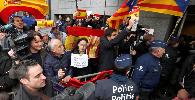 Un pequeño grupo de manifestantes concentrado en la entrada del Press Club Brussels Europe, en la capital belga, esperando la salida del expresident catalán Carles Puigdemont. REUTERS/Yves Herman