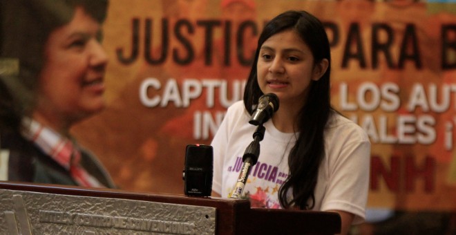 Laura Zuniga, una de las hijas de la activista Berta Caceres, durante la presentación del informe internacional sobre la muerte de su madre. REUTERS/Jorge Cabrera